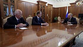 Путин на встрече с Мантуровым и Чемезовым оценил сбои в работе промышленности