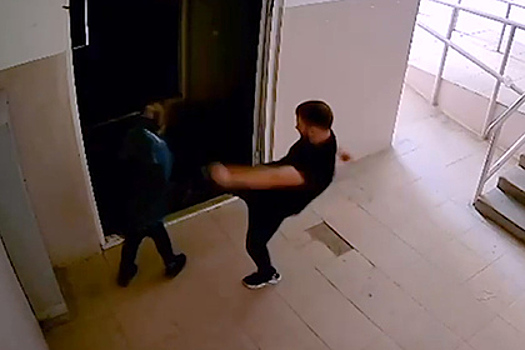 Россиянин жестоко избил девушку на глазах жильцов дома и попал на видео
