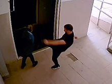Россиянин жестоко избил девушку на глазах жильцов дома и попал на видео
