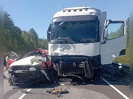 Легковой автомобиль влетел в фуру на федеральной трассе в Забайкалье