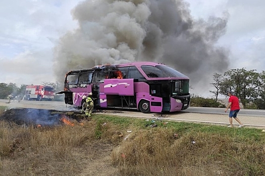 В Крыму сгорел пассажирский автобус