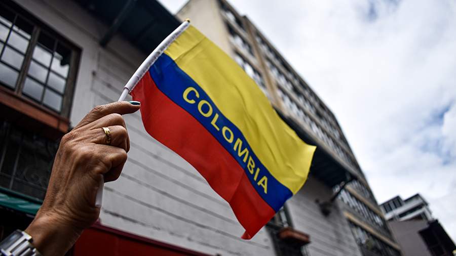 У колумбийского политика упали штаны во время выступления