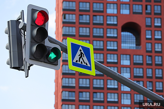 В Екатеринбурге установят новые светофоры на 13 перекрестках