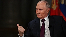 «Говорит без бумажек»: пользователи соцсетей об интервью Путина Карлсону