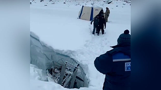 Четверо рыбаков на аэролодке провалились в широкую трещину на льду под Красноярском