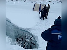 Четверо рыбаков на аэролодке провалились в широкую трещину на льду под Красноярском