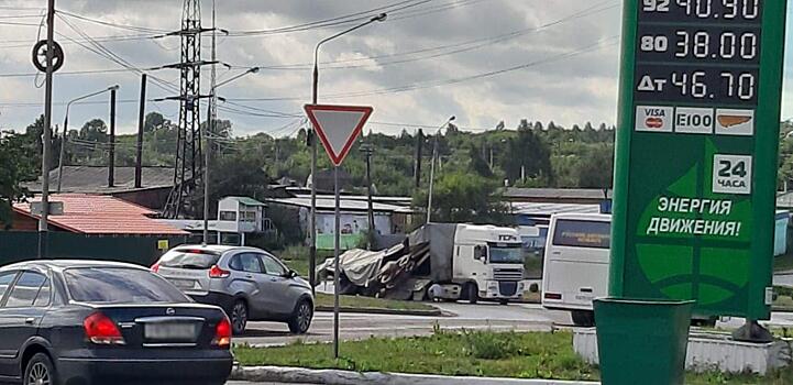 Груженная строительной техникой фура "сложилась" в Киселевске