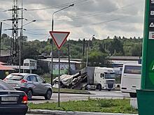 Груженная строительной техникой фура "сложилась" в Киселевске