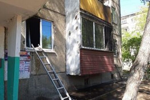 Мать с трехлетним ребенком спасли из горящей квартиры в Иркутске