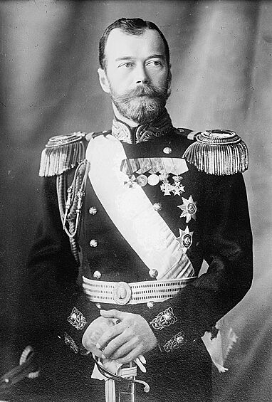 Николай II в отличие от предшественников сделал выбор в пользу жены и оставался ей верен до конца своих и ее дней. Хотя и не очень любил, как утверждают некоторые историки.