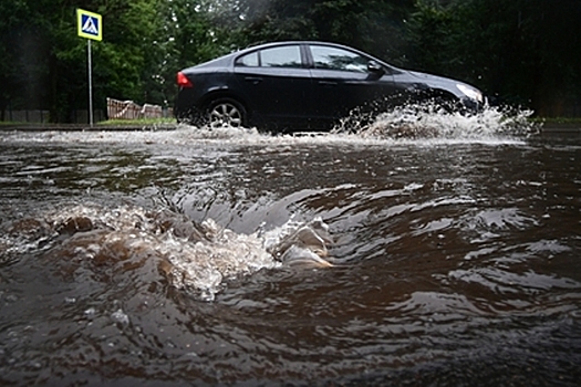 Окатившего людей из лужи водителя оштрафовали