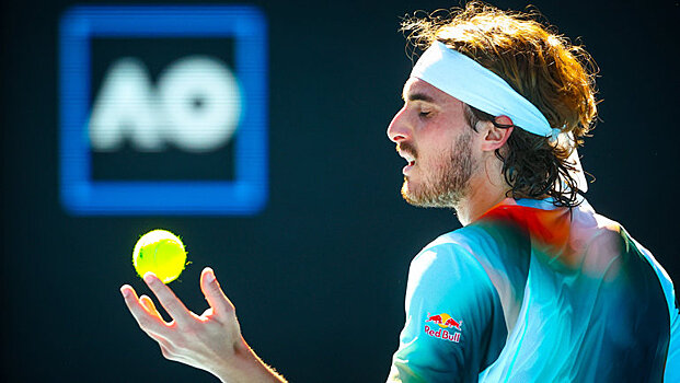 Циципас одержал уверенную победу и вышел в полуфинал турнира в Барселоне