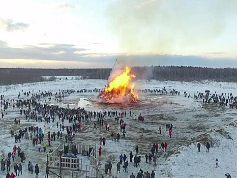 На Масленице в Николо–Ленивце сожгли 20-метровую скульптуру: кадры с коптера