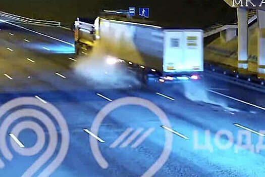 На МКАД на видео попало жесткое ДТП с фурой и большегрузом