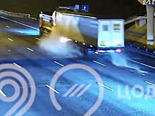 На МКАД на видео попало жесткое ДТП с фурой и большегрузом