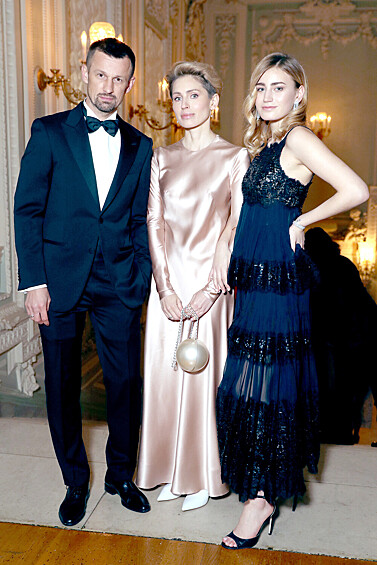 Главный тренер ФК «Зенит» Сергей Семак с женой Анной (в центре) и дочерью Майей (справа) на балу дебютанток журнала Tatler в отеле The Ritz-Carlton, 2018 год