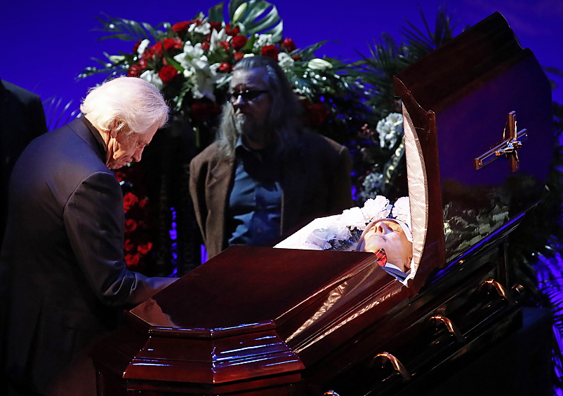 Сергей Юрский ушел из жизни утром 8 февраля. Ему было 83 года. По словам дочери артиста, у него остановилось сердце. На фото: адвокат Генри Резник на церемонии прощания