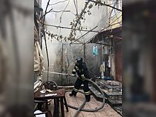 В Сочи горит дом на площади 300 кв. метров