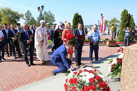 Самарцы возложили цветы к памятнику основателя города Григория Засекина