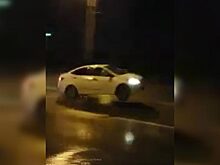 Машины взлетают из ям на дорогах Ростова-на-Дону