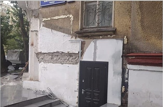Незаконную пристройку к подвальному этажу жилого дома демонтировали на Саратовской