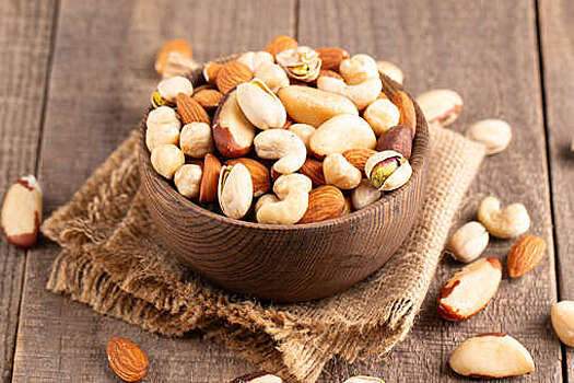 Диетолог Поляков: покупные орехи перед употреблением следует замачивать