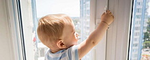 Жителям Подмосковья напомнили об опасности оставления детей в квартирах с открытыми окнами