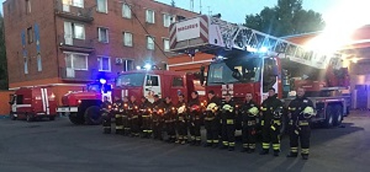 Вечная память павшим героям: Пожарные новой Москвы приняли участие в акции Свеча памяти