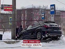 В Бурятии машина влетела в остановку с людьми, ожидавшими трамвай