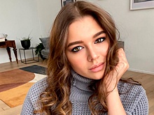 Солдатова показала яркие пляжные фото в купальнике