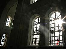 Священники напечатали фото порноактеров на религиозных брошюрах