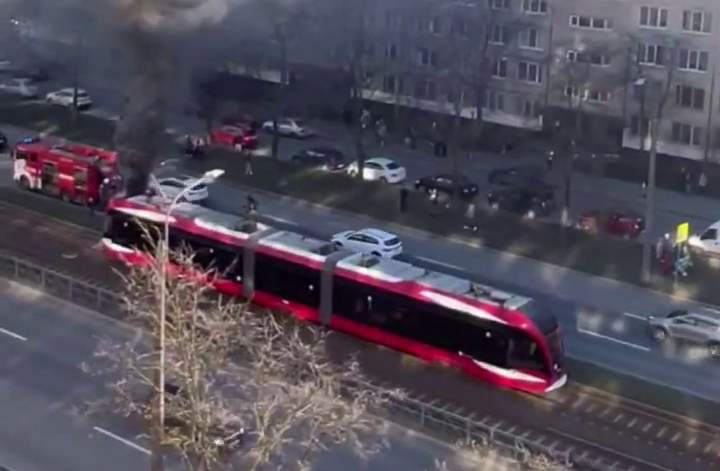 В Петербурге загорелся трамвай с пассажирами