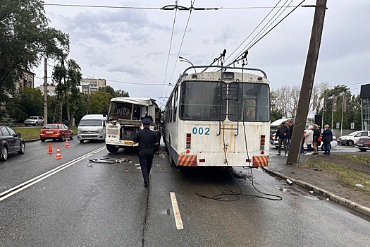 В Екатеринбурге автобус врезался в троллейбус, пострадали пассажиры