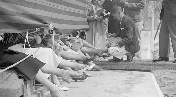 Barmoqlarini erkaklarning eshaklariga tiqadilar