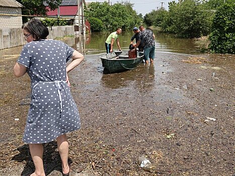 В МЧС допустили эвакуацию жителей Херсонской области в другие регионы РФ