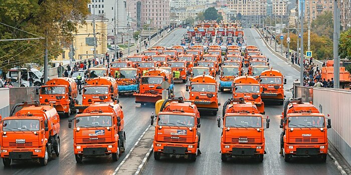 «Явно пахнет криминалом»: Яшин пожаловался в СКР на парад коммунальной техники в Москве