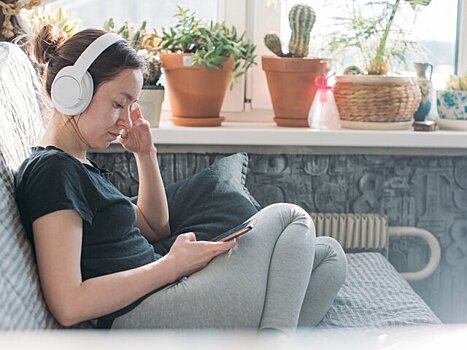 Нейропсихолог Хвингия призвала не слушать новогодние песни перед сном