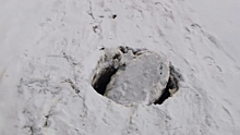 Житель: У здания саратовского правительства женщина провалилась в незаметный под снегом люк