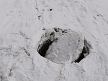 Житель: У здания саратовского правительства женщина провалилась в незаметный под снегом люк