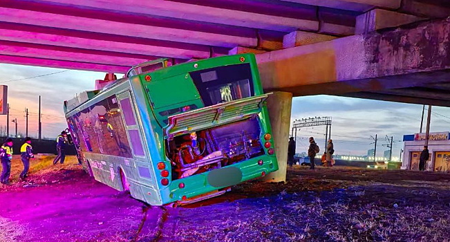 Автобус врезался в опору железнодорожного моста в Челябинске