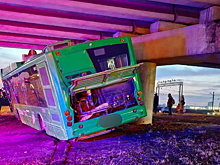 Автобус врезался в опору железнодорожного моста в Челябинске