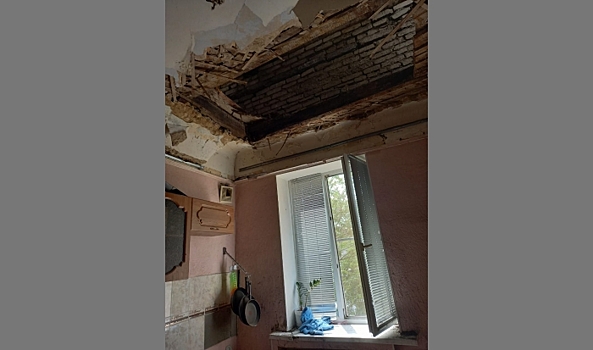 После капремонта в Волгограде обрушилась крыша многоэтажки