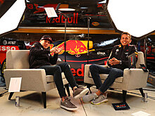 Ферстаппен и Элбон веселятся на базе Red Bull Racing