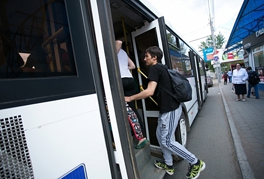 В Омске автобус протащил женщину по асфальту после того, как ей зажало ногу в дверях - соцсети