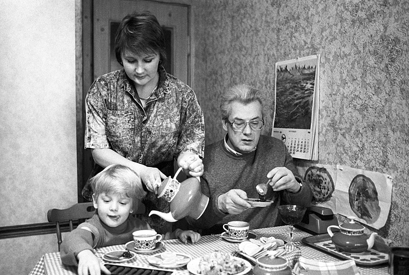 Аллан Чумак с женой Людмилой и сыном Димой в домашней обстановке, 1989