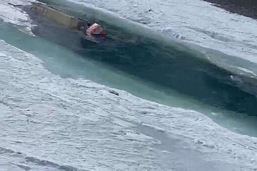 С дальнобойщика требуют 10,5 млн рублей за утонувшую фуру с грузом