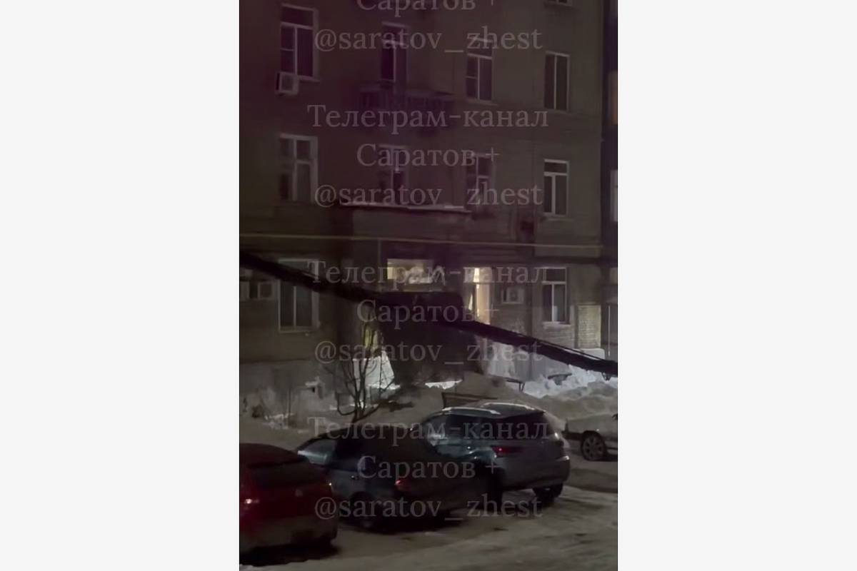 В российском городе упавший под весом снега карниз заблокировал жильцов дома