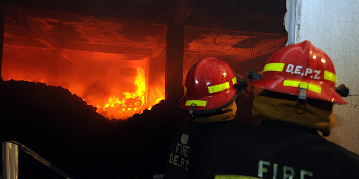 Люди выпрыгивали из окон горящего торгового центра в Бангладеш, чтобы спастись