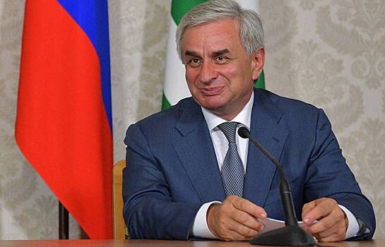 Глава Абхазии поздравил Путина с Днем Победы
