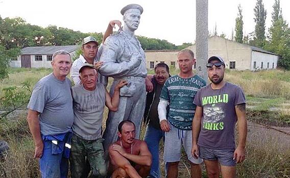 Крымчане спасли бесхозный памятник и героический штурмовик